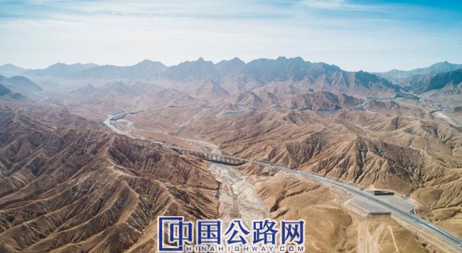 图1-2022年8月30日，进出疆第三条高速公路大通道依若公路通车运营.jpg